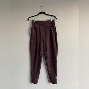 Arc'teryx Women's Momenta Jogger Sweatpants, Maroon, Small - Great Condition
